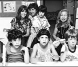 Jane Fonda et son mari de l'épqoue Tom Hayden visitant une cantine à Jérusalem en 1980