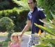 Cash Warren dans un tendre moment de complicité avec sa fille Honor 3 ans. Avril 2011 à Los Angeles