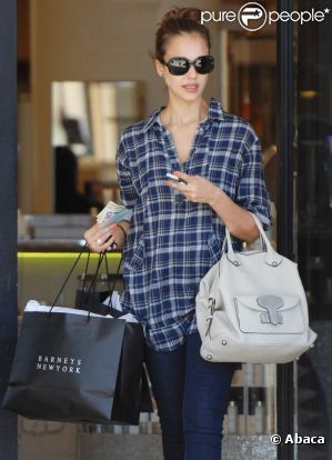 Jessica Alba dans les rues de Los Angeles après une séance shopping chez Barney's le 26 avril 2011