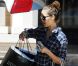 Jessica Alba est partie les bras chargés de paquets après une séance shopping chez Barney's le 26 avril 2011