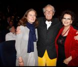 Jean Rochefort, sa femme Françoise et Claudia Cardinale lors de l'inauguration de la rétrospective 