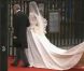 Kate Middleton entre dans sa somptueuse robe de mariée créée par Sarah Burton pour Alexander McQueen au bras de son père Michael Middleton dans l'abbaye de Westminster le 29 avril 2011 à Londres. Sa soeur Pippa tient sa traîne.