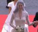 Kate Middleton entre dans sa somptueuse robe de mariée créée par Sarah Burton pour Alexander McQueen au bras de son père Michael Middleton dans l'abbaye de Westminster le 29 avril 2011 à Londres