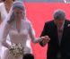 Kate Middleton entre dans sa somptueuse robe de mariée créée par Sarah Burton pour Alexander McQueen au bras de son père Michael Middleton dans l'abbaye de Westminster le 29 avril 2011 à Londres