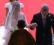 Kate Middleton entre dans sa somptueuse robe de mariée créée par Sarah Burton pour Alexander McQueen au bras de son père Michael Middleton dans l'abbaye de Westminster le 29 avril 2011 à Londres