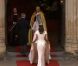 Kate Middleton entre dans sa somptueuse robe de mariée créée par Sarah Burton pour Alexander McQueen au bras de son père Michael Middleton dans l'abbaye de Westminster le 29 avril 2011 à Londres