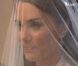 Kate Middleton entre dans sa somptueuse robe de mariée créée par Sarah Burton pour Alexander McQueen au bras de son père Michael Middleton dans l'abbaye de Westminster le 29 avril 2011 à Londres