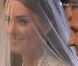 Kate Middleton entre dans sa somptueuse robe de mariée créée par Sarah Burton pour Alexander McQueen au bras de son père Michael Middleton dans l'abbaye de Westminster le 29 avril 2011 à Londres