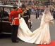 La future mariée, Kate Middleton, arrive en l'abbaye de Westminster, à Londres, au bras de son père Michael Middleton. Le 29 avril 2011