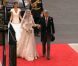 La future mariée, Kate Middleton, arrive en l'abbaye de Westminster, à Londres, au bras de son père Michael Middleton. Le 29 avril 2011