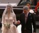 La future mariée, Kate Middleton, arrive en l'abbaye de Westminster, à Londres, au bras de son père Michael Middleton. Le 29 avril 2011