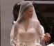 La future mariée, Kate Middleton, arrive en l'abbaye de Westminster, à Londres, au bras de son père Michael Middleton. Le 29 avril 2011