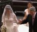 La future mariée, Kate Middleton, arrive en l'abbaye de Westminster, à Londres, au bras de son père Michael Middleton. Le 29 avril 2011