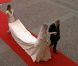 La future mariée, Kate Middleton, arrive en l'abbaye de Westminster, à Londres, au bras de son père Michael Middleton. Le 29 avril 2011
