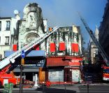 L'Élysée montmartre en proie aux flammes le 22 avril 2011 à Paris