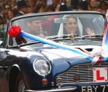 Le prince William et Catherine, duc et duchesse de Cambridge, se sont éclipsés du vin d'honneur à Buckingham Palace, le 29 avril 2011, au volant de la DB6 Volante Aston Martin du prince Charles. Direction Clarence House, pour se changer en vue du dîner et de la soirée dansante !