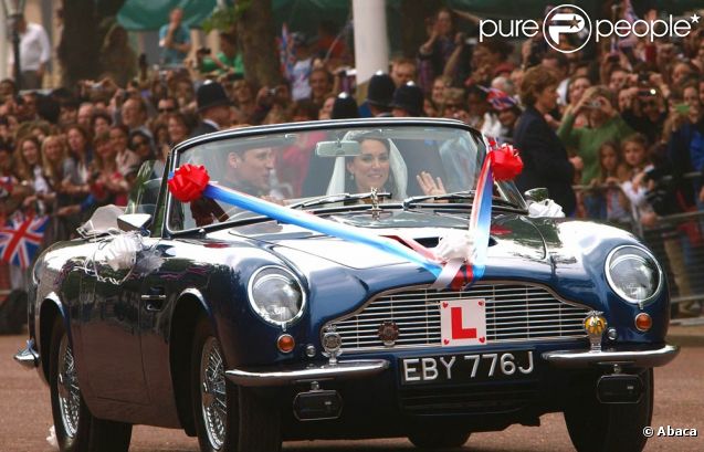 Le prince William et Catherine, duc et duchesse de Cambridge, se sont éclipsés du vin d'honneur à Buckingham Palace, le 29 avril 2011, au volant de la DB6 Volante Aston Martin du prince Charles. Direction Clarence House, pour se changer en vue du dîner et de la soirée dansante !