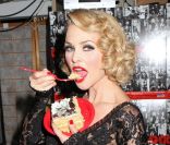 Christie Brinkley ne résiste pas à la tentation de goûter au gâteau célébrant la 6000ème représentation de la comédie musicale Chiacago 