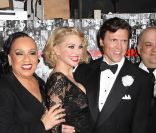 Christie Brinkley et ses jambes fuselées célèbrent la 6 000ème représentation de la pièce Chicago le 28 avril 2011 en compagnie de tout le casting 