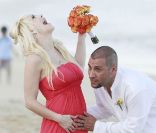Shayne Lamas, enceinte, ici avec son mari Nik Richie, lors du mariage de son père Lorenzo Lamas avec Shawna Craig, à Cabo San Lucas, au Mexique, le 30 avril 2011.