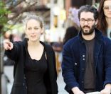Leelee Sobieski et son mari Adam Kimmel se promènent à New York le 1er mai 2011, avec leur fille Louisanna