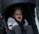 Leelee Sobieski et son mari Adam Kimmel se promènent à New York le 1er mai 2011, avec leur fille Louisanna