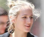Leelee Sobieski et son mari Adam Kimmel se promènent à New York le 1er mai 2011, avec leur fille Louisanna