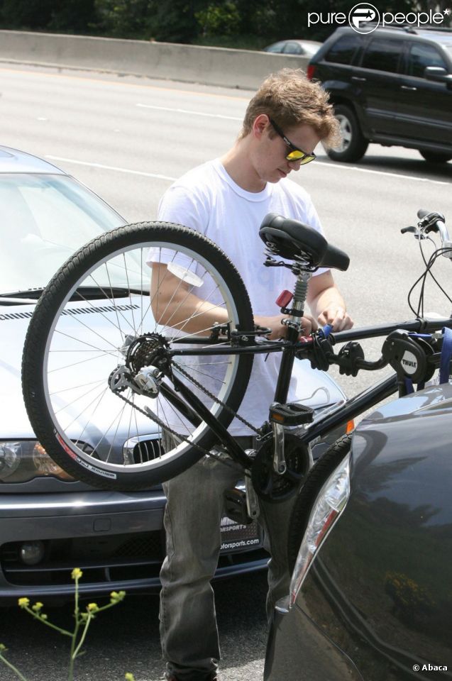 Hayden Christensen : un vrai pro de la mécanique  à Sherman Oaks le 16 avril 2011