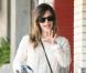 Rachel Bilson s'amuse avec son chien alors qu'elle déjeune au Little Dom's à Los Feliz le 15 avril 2011
 &nbsp; 