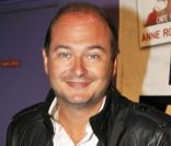 Sébastien Cauet lors de la conférence de presse pour le Festival de l\'humour en capitales 2011 en avril au Rex Club de Paris
<p>&nbsp;</p>