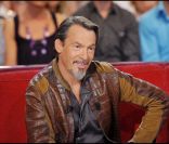 Florent Pagny, sur le plateau de Vivement dimanche, animé par Michel  Drucker. Il s\'agit de l\'émission du dimanche 8 mai, enregistrée à Paris  le mardi 3 mai.