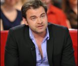Le comédien Clovis Cornillac est venu saluer Florent Pagny, sur le plateau de <em>Vivement dimanche</em>. Il s\'agit de l\'émission du dimanche 8 mai, enregistrée à Paris  le mardi 3 mai.