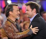 Le comédien Clovis Cornillac est venu saluer Florent Pagny, sur le plateau de <em>Vivement dimanche</em>. Il s\'agit de l\'émission du dimanche 8 mai, enregistrée à Paris  le mardi 3 mai.