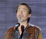 Florent Pagny, sur le plateau de Vivement dimanche, animé par Michel  Drucker. Il s\'agit de l\'émission du dimanche 8 mai, enregistrée à Paris  le mardi 3 mai.