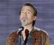 Florent Pagny, sur le plateau de Vivement dimanche, animé par Michel  Drucker. Il s'agit de l'émission du dimanche 8 mai, enregistrée à Paris  le mardi 3 mai.