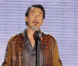Florent Pagny, sur le plateau de Vivement dimanche, animé par Michel  Drucker. Il s\'agit de l\'émission du dimanche 8 mai, enregistrée à Paris  le mardi 3 mai.