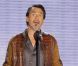 Florent Pagny, sur le plateau de Vivement dimanche, animé par Michel  Drucker. Il s'agit de l'émission du dimanche 8 mai, enregistrée à Paris  le mardi 3 mai.