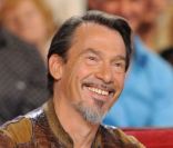 Florent Pagny, sur le plateau de Vivement dimanche, animé par Michel  Drucker. Il s\'agit de l\'émission du dimanche 8 mai, enregistrée à Paris  le mardi 3 mai.