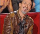 Florent Pagny, sur le plateau de Vivement dimanche, animé par Michel  Drucker. Il s\'agit de l\'émission du dimanche 8 mai, enregistrée à Paris  le mardi 3 mai.