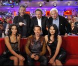 Philippe Sarck, Michel Drucker, Jean-Pierre Beltoise, Shy\'m, Florent Pagny et Anggun, sur le plateau de Vivement dimanche. Il s\'agit de l\'émission du dimanche 8 mai, enregistrée à Paris  le mardi 3 mai.