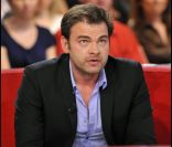 Le comédien Clovis Cornillac est venu saluer Florent Pagny, sur le plateau de <em>Vivement dimanche</em>. Il s\'agit de l\'émission du dimanche 8 mai, enregistrée à Paris  le mardi 3 mai.