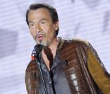 Florent Pagny, sur le plateau de Vivement dimanche, animé par Michel  Drucker. Il s\'agit de l\'émission du dimanche 8 mai, enregistrée à Paris  le mardi 3 mai.