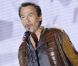 Florent Pagny, sur le plateau de Vivement dimanche, animé par Michel  Drucker. Il s'agit de l'émission du dimanche 8 mai, enregistrée à Paris  le mardi 3 mai.