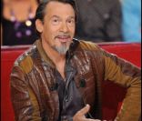 Florent Pagny, sur le plateau de Vivement dimanche, animé par Michel  Drucker. Il s\'agit de l\'émission du dimanche 8 mai, enregistrée à Paris  le mardi 3 mai.