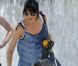 Selma Blair le 3 mai 2011 profite de quelques instants avec des animaux, à Los Angeles, alors qu'elle se rendait dans un centre d'équitation