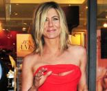 Jennifer Aniston rayonne pendant que Courteney Cox dîne avec Brad Pitt !