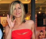 Jennifer Aniston à la sortie du magasin Sephora à New York pour la promo de son parfum Lolavie. Le 5 mai 2011 à New York