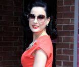 <p>Dita von Teese affiche une silhouette parfaite dans toutes les situations. New York, 5 mai 2011</p>