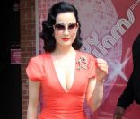 <p>Dita von Teese a une classe naturelle certes, mais elle a le chic pour s\'habiller ! New York, 5 mai 2011</p>