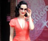 <p>Dita von Teese est pile dans la tendance avec sa robe moulante orange. New York, 5 mai 2011</p>